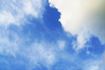 bright blue sky, white clouds, fresh and natural atmosphere
