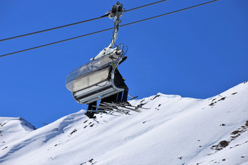 Skifahrer im Sessellift