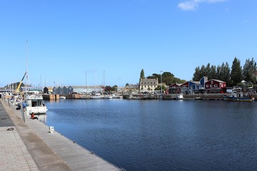 Fototapeta premium Port de plaisance dans la ville de Paimpol - Département des Côtes d'Armor - Bretagne - France