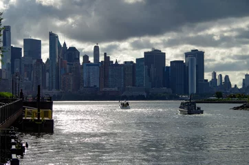 Fotobehang Motoryacht und Polizeiboog fahren aus Hudson Point Marina auf Hudson River mit Skyline von New York Lower Manhattan downtown © Tamme