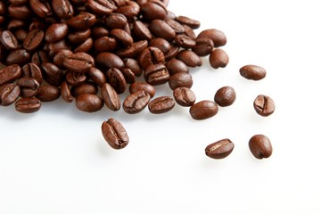 Naklejka premium Coffee beans - isolated image