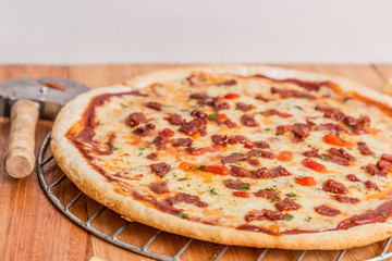 Rica Pizza de muzzarela casera lista para comer