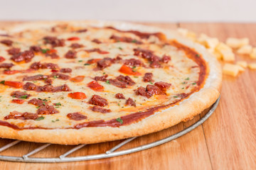 Rica Pizza de muzzarela y peperoni casera lista para comer