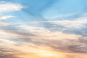 Obraz premium sunset background. sky with soft and blur pastel colored clouds. sunshine through the gradient cloud on the beach resort. nature. sunrise. peaceful morning