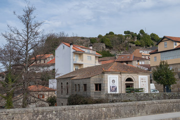 Fototapeta na wymiar Casas y monte del castillo en Allariz, una villa de origen medieval en la provincia de Ourense. Galicia, España.