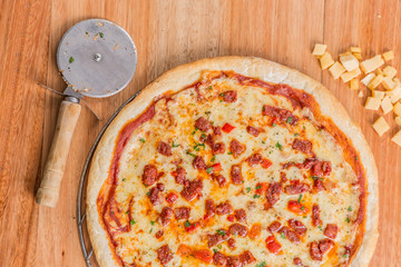 Rica Pizza de muzzarela y peperoni casera lista para comer