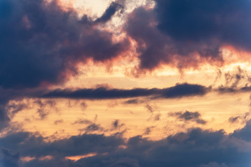 Obraz premium sunset background. sky with soft and blur pastel colored clouds. sunshine through the gradient cloud on the beach resort. nature. sunrise. peaceful morning