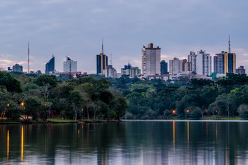 Cascavel, Paraná, Brazil, Image of Lake and lots of building. - obrazy, fototapety, plakaty