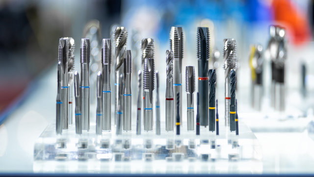 Industrial milling metal cutting tool with carbide cutter insert
