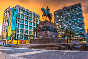 Sunset at Plaza Independencia, Montevideo, Uruguay. - obrazy, fototapety, plakaty