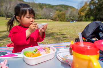 公園でご飯を食べる子供