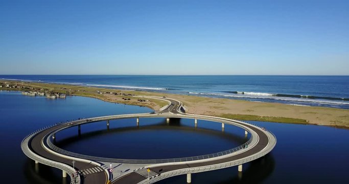 Vuelo de drone sobre puente en laguna Garz&oacute;n