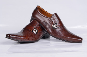 Snake textured executive shoe with silver clip
