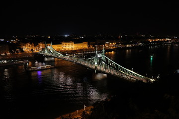 Fototapeta premium Liberty Bridge at night, Budapest, Hungary