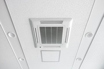 Ceiling mounted cassette type air conditioner