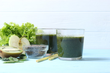 Зеленый смузи и свежие овощи на столе для детокса организма. 