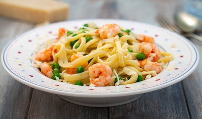 Pasta with prawns and green peas