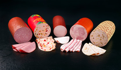 Traditionelle deutsche Aufschnitt Wurst als closeup vor schwarzen Hintergrund mit Textfreiraum