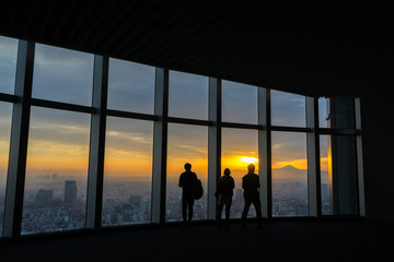 Plakat Silhouette of tourism looking a mtfuji from building in tokyo
