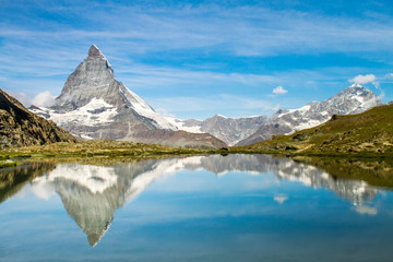 Naklejka premium Matterhorn i Dente Blanche z górskiego jeziora Riffelsee nad Zermatt w Szwajcarii