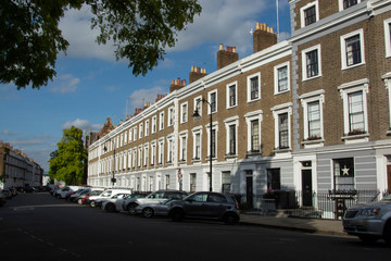 Fototapeta na wymiar London, United Kingdom. August 22, 2009 -Row of characteristic English houses.