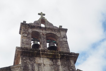 campanario de la iglesia de san roque con dos campamas  en combarro, galicia, españa