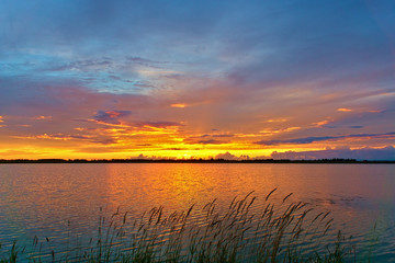 Obraz premium Summer sunset on Sorozhye Lake. Kostroma region, Russia.
