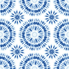 Monochrome Indigo lumineux Tie-Dye Shibori Sunburst Circles sur fond blanc Vector Seamless Pattern