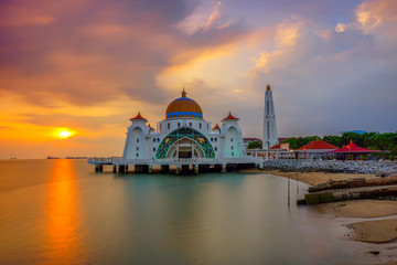 Obraz premium Malacca Straits Mosque ( Masjid Selat Melaka), It is a mosque located on the man-made Malacca Island near Malacca Town, Malaysia
