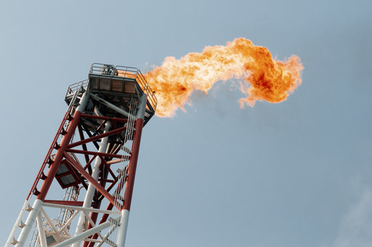 Flare boom nozzle and fire on offshore oil rig