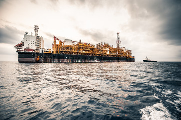 Side view of a floating storage and offloading vessel