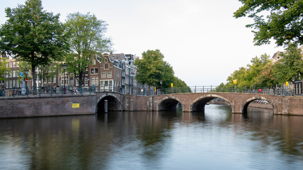 Fototapeta premium Amsterdam - Brücke in der blauen Stunde (08/2019)