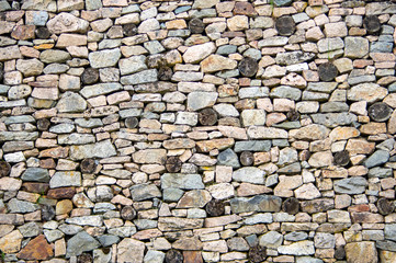 Vieux mur de pierres multicolores