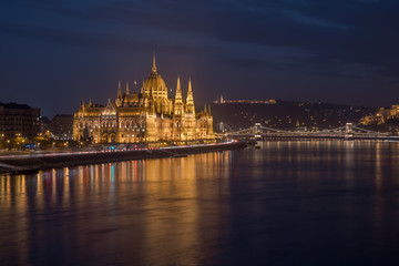Obraz premium Aerial view of Budapest parliament and the Danube river at sunset, Hungary.