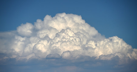 cielo azul y nubes
