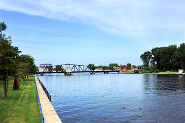 Bridge Swings for Boats and Trains