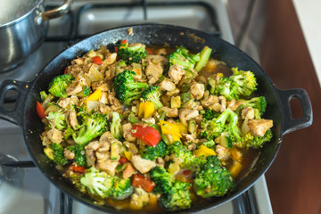 Potrawa mięsno warzywna przygotowywana w woku.