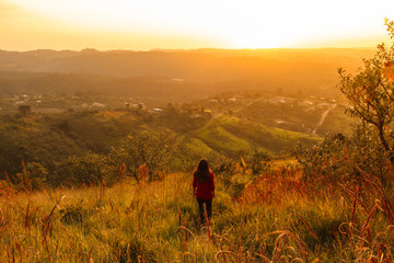 Contemplando o pôr-do-sol no topo da montanha