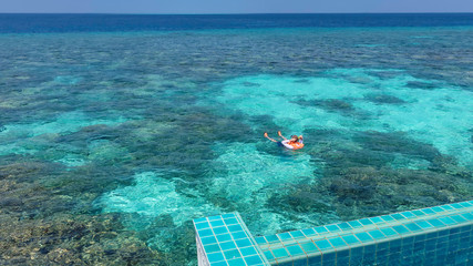 南国モルディブの海でのシュノーケリング