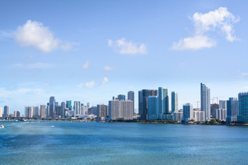Fototapeta na wymiar Paisaje urbanístico de la ciudad de Miami EE.UU.