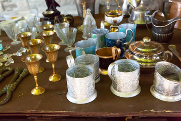 The Antiques are on a junk stall at a flea market.