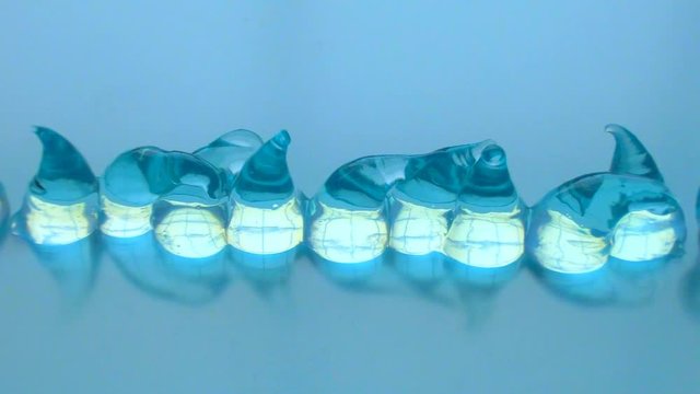 ppシートの上に並ぶシェービングジェルのかたまりをパン