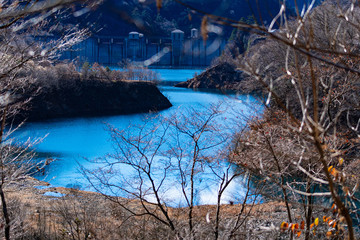 息を呑むブルー・レイク　冬に透き通る青い湖