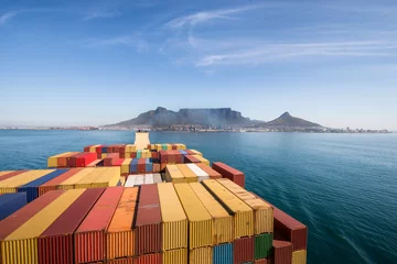 Photo sur Plexiglas Montagne de la Table Grand porte-conteneurs empilés quittant le port de Cape Town avec Table Mountain et la ville en arrière-plan, Afrique du Sud.