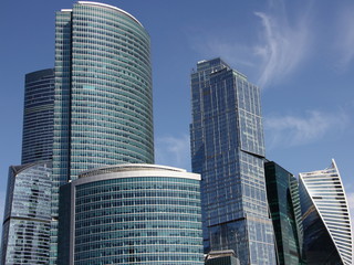Obraz premium Moscow City business center skyscrapers on blue sky background in sunny summer day