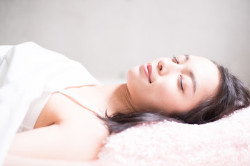 Obraz na płótnie Canvas Young woman sleeping on bed