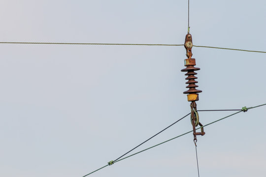 Kappenisolatoren und Porzellanisolatoren Freileitung isolierend und Oberleitung mit Bahnstrom versorgend und isolierend f&uuml;r Schienenverkehr sicherheitsrelevant im Bahnverkehr und Garant f&uuml;r Energie