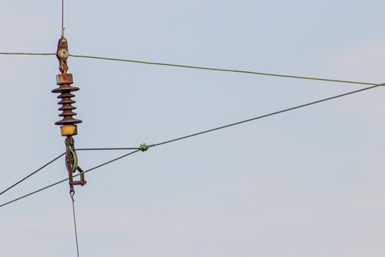 Kappenisolatoren und Porzellanisolatoren Freileitung isolierend und Oberleitung mit Bahnstrom versorgend und isolierend f&uuml;r Schienenverkehr sicherheitsrelevant im Bahnverkehr und Garant f&uuml;r Energie