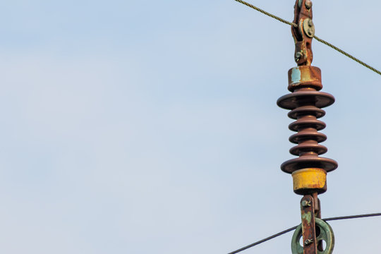 Kappenisolatoren und Porzellanisolatoren Freileitung isolierend und Oberleitung mit Bahnstrom versorgend und isolierend f&uuml;r Schienenverkehr sicherheitsrelevant im Bahnverkehr und Garant f&uuml;r Energie