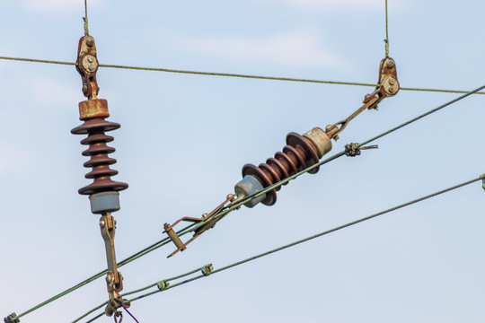 Kappenisolatoren und Porzellanisolatoren Freileitung isolierend und Oberleitung mit Bahnstrom versorgend und isolierend f&uuml;r Schienenverkehr sicherheitsrelevant im Bahnverkehr und Garant f&uuml;r Energie